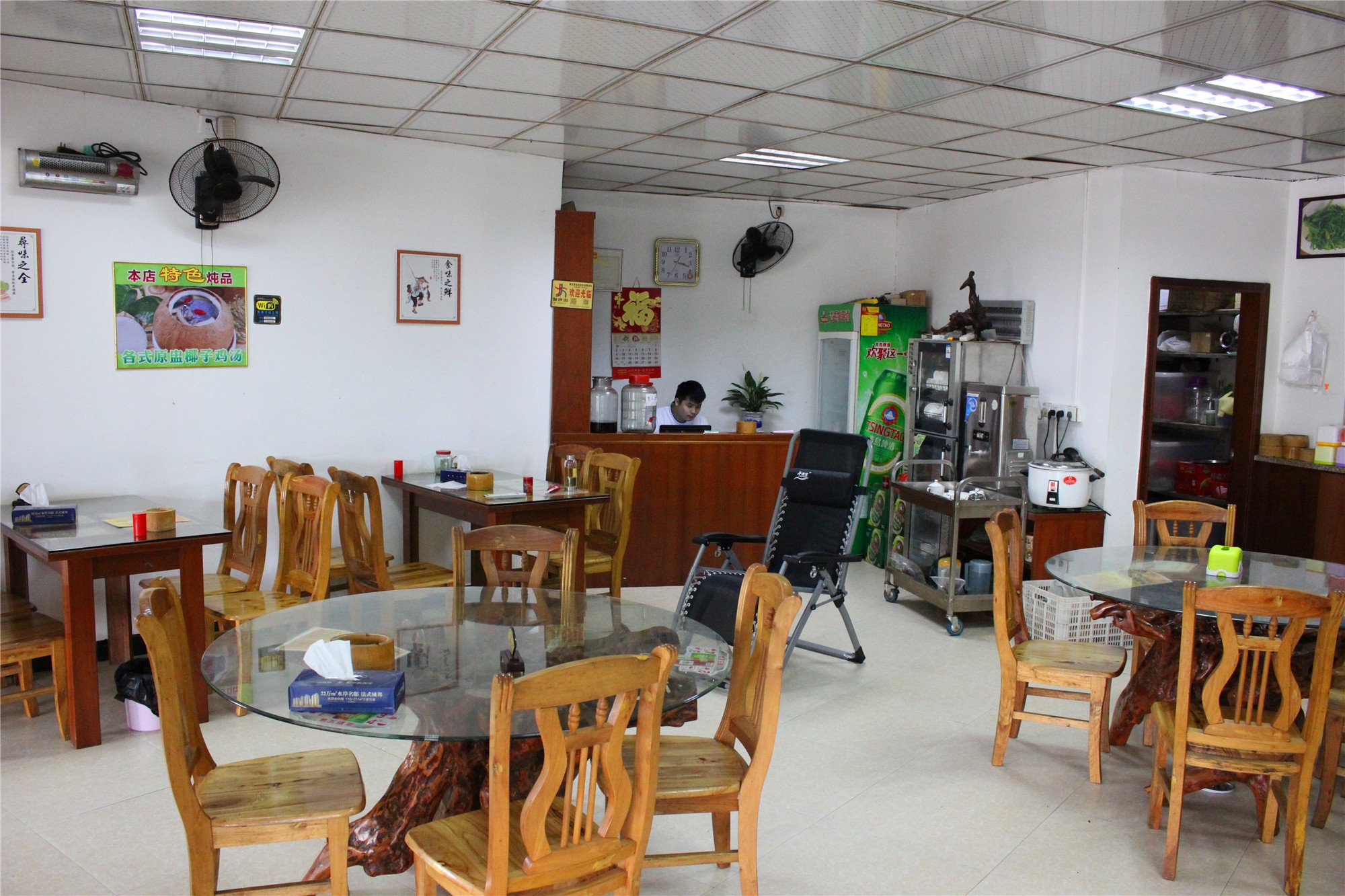 餐馆内部环境充满了满满的竹味,桌子,椅子均取材于自然.